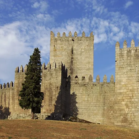 Ibis Гимарайнш